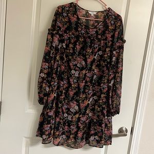 Women’s dress size XL wore once for pictures. Loose fitting